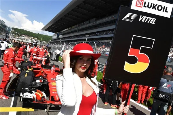 F1赛车女郎华丽回归赛场，再现经典场面-第3张图片-www.211178.com_果博福布斯